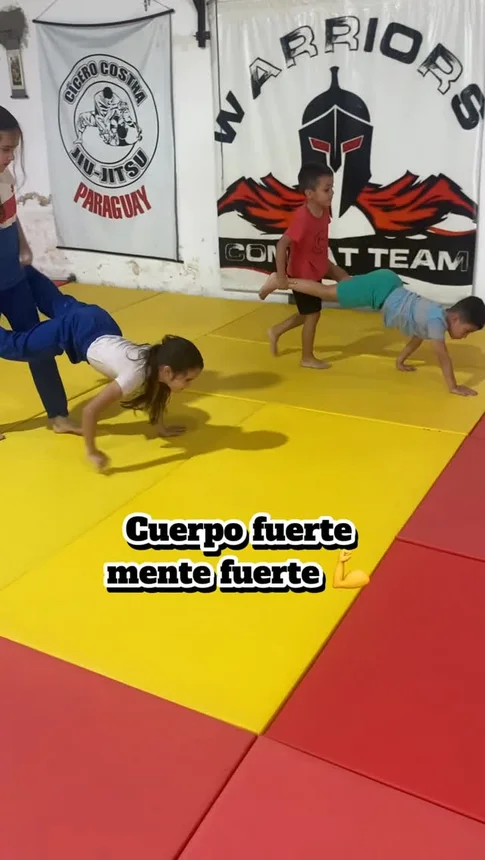 Chicos haciendo un ejercicio de desplazamiento en la clase de Warriors Combat Team